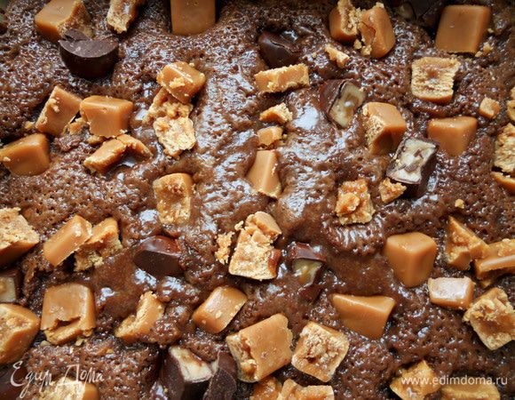 Достать брауни из духовки, распределить поломанные конфеты, деревянной палочкой некоторые можно "утопить" в тесте". Вернуть в духовку и довести до готовности. Обычно готовлю брауни в общей сложности 20 минут, такой вариант можно подержать и 22-23 минуты примерно - главное, не пересушить. Я же на этот раз держал даже чуть меньше 20 - хотелось мегавлажную и тянучую сердцевину. И получилось! Только нужно выдержать десерт хотя бы пару часов в холодильнике, а когда постоит ночь - будет совсем прекрасен!