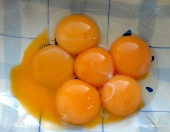 Желтки смешать.Шоколадную смесь тонкой струйкой влить в желтки,постоянно помешивая.