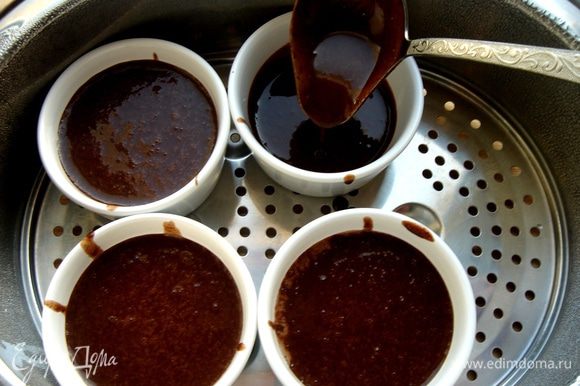Жаропрочные формочки или стаканчики(125-150 мл)заполнить шоколадной массой,накрыть фольгой и поставить в чашу пароварки.