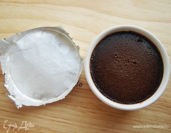 Установить чашу на пароварку с кипящей водой на 20-25 минут.Готовый крем имеет плотную и слегка трясущуюся консистенцию.Снять фольгу,остудить и убрать формочки в холодильник на 2-3 часа.Перед подачей украсить десерт взбитыми сливками и шоколадной стружкой.Приятного аппетита!