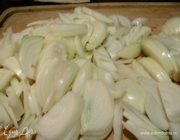 Лук режем тонкими полукольцами.
