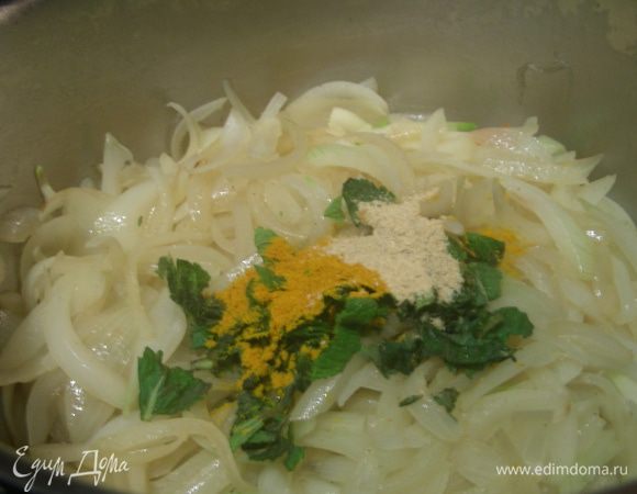 Разогреваем в кастрюле 2 ст.л. оливкового масла и обжариваем наш лук , добавив немного соли и перца, на небольшом огне минут 10, периодически помешивая. Увеличиваем огонь, добавляем пряности, масло (1 ст.л., я не добавляла), муку. 

