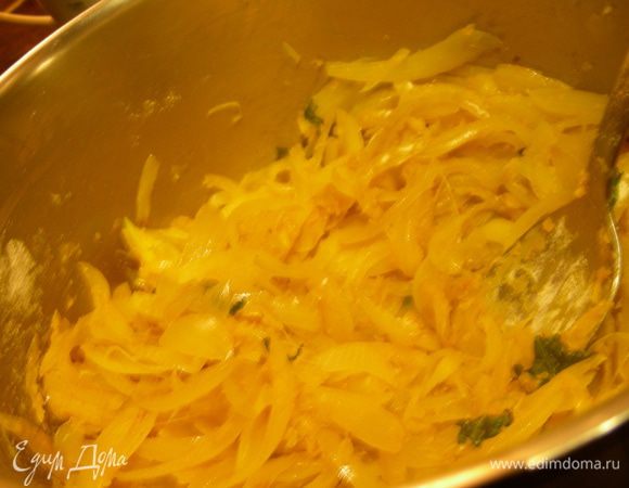 Готовим 3-4 минуты, хорошенько помешивая, чтобы не образовалось комочков.
