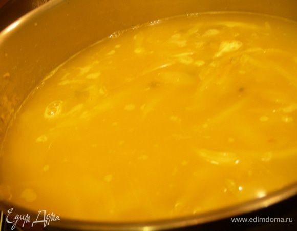 Добавляем бульон (порционно, постоянно помешиваем, чтобы избежать комочков), палочку корицы и готовим на маленьком огне минут 35-40.
