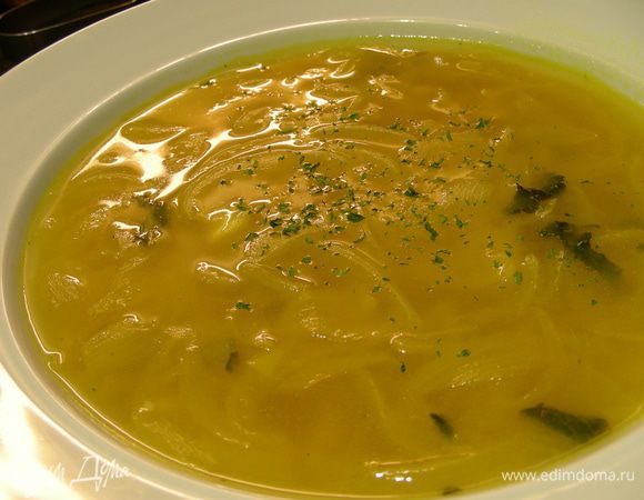 Добавляем лимонный сок и сахар. Палочку корицы убираем, проверяем на соль и перец. Разливаем суп по тарелкам, посыпаем петрушкой и подаем. Приятного аппетита)))
