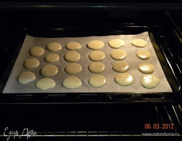 Противень застелить бумагой для выпечки и смазать ее растительным маслом (обязательно смазать, потому как даже с моей, никогда не подводящей меня бумаги, отодрать не представилось возможным не изменив формы. И чайной ложкой выкладывать на противень тесто как для оладушек.