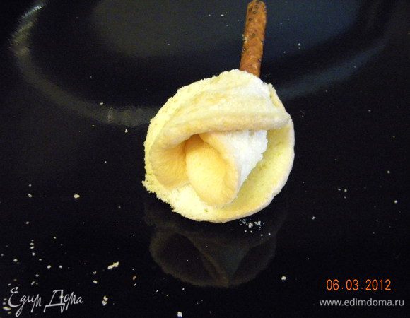 И так далее, лепесток за лепестком... 5-6 и достаточно для полноценной розочки.