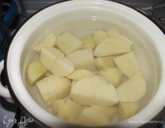 Очищенный картофель  разрежьте на четвертинки и отварите около часа на среднем огне до готовности. Он должен стать очень мягким, даже слегка развариться.