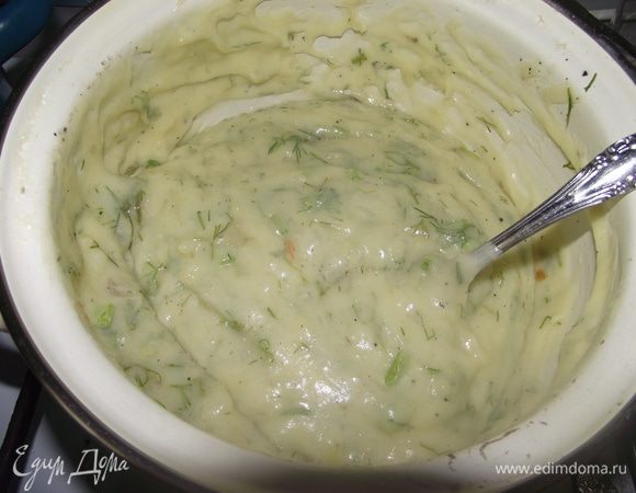 Воду слейте, картофель разомните толкушкой в пюре без комочков. Добавьте оливковое масло, листики тимьяна, сок лимона, соль,перец, хорошо всё перемешайте и отставьте в сторону.