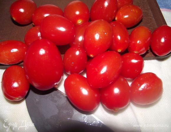 Если вы берете свежие помидорки, промойте их под водой и немножко раздавите, но не сильно.