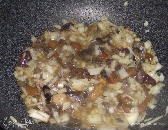 Обжарите грибы с овощами в разогретом сотейнике на оливковом масле 10 минут, периодически помешивая.