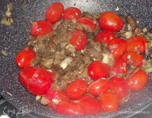 Добавьте консервированные томаты, измельчённый чеснок и продолжайте тушить 3 -4 минуты. В конце посолите, поперчите и снимите с огня.
