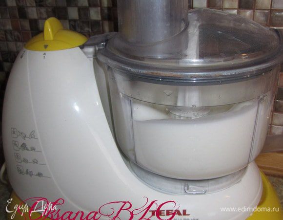 Желтки отделить от белков. Белки взбить с лимонной кислотой.