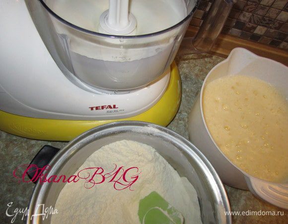 Желтки, воду(теплую), половину сахара, растительное масло взбить. Муку,  половину сахара, соль, разрыхлитель смешать.
