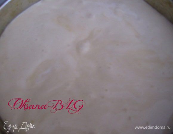 Форму застелить пергаментом, бока смазать растительным маслом. Вылить тесто в форму.