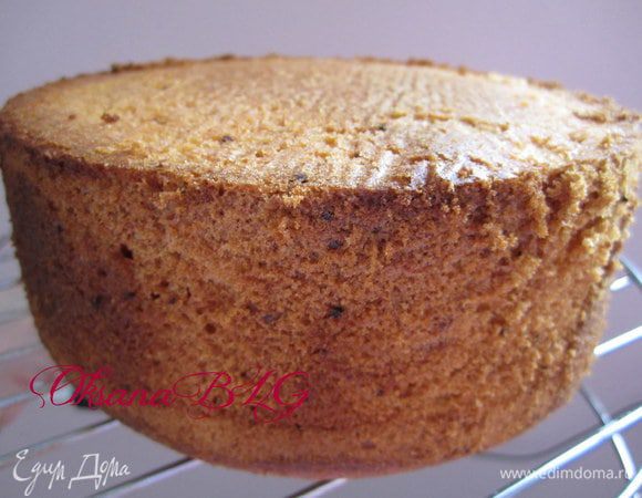 Готовый бисквит достать из духовки. Перевернуть на решетку.