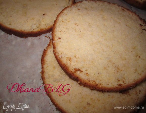 После охлаждения разрезать на 3-4 коржа.