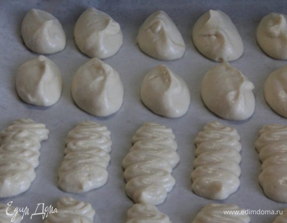 5. На противень, застеленный пергаментом, с помощью кондитерского шприца или ложкой выложить тесто.