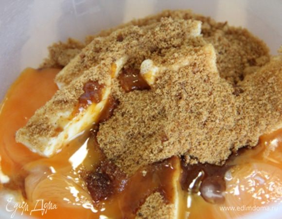 2.	Заранее достать сливочное масло, чтобы оно нагрелось до комнатной температуры и размягчилось. Белки отделить от желтков. Желтки добавить к маслу. Белки убрать в холодильник. К желткам добавить 50 гр. сахар. Тщательно взбить до однородной пышной массы (взбивать 5 минут).