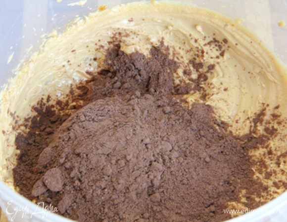 3.	Добавить какао и тщательно взбить (2-3 минуты). 