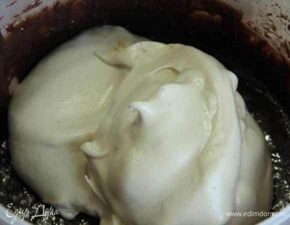 6.	1/3 белков выложить на тесто и перемешать как придется. Тесто достаточно тугое, так что перемешать снизу вверх по классической технологии все равно не получится. Выложить на тесто еще 1/3 белков и уже аккуратно перемешать снизу вверх. Выложить оставшиеся белки и аккуратно перемешать снизу вверх. 