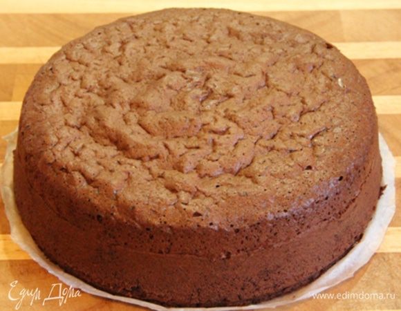 7.	Выложить тесто в форму. Аккуратно сделайте формой круговое движение, тесто разровняется по форме и не будет при выпечке подниматься ярко выраженным куполом. Выпекать 40-50 минут. Духовку выключить и оставить в ней корж на 30-40 минут. За это время корж осядет и отойдет чуть-чуть от формы. Во время выпечки духовку не открывать. 