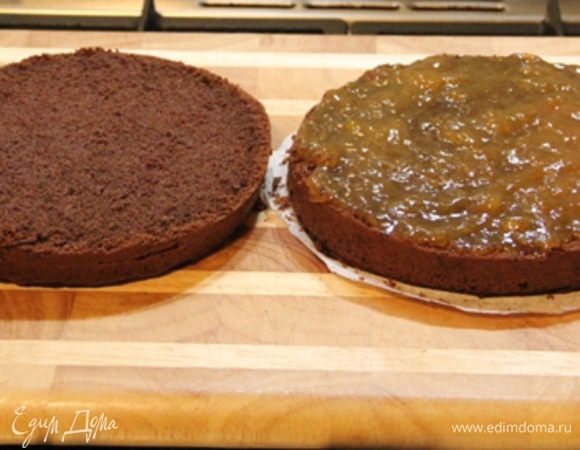 8.	Остывший корж разрезать пополам вдоль. Я разрезаю прочной нитью (леской). Ниткой обмотать корж по середине и аккуратно нить стянуть, она разрежет корж вдоль. Нижнюю часть густо смазать абрикосовым джемом (4 ст.л.). Накрыть верхней частью коржа. Верхнюю часть коржа тоже смазать оставшимся абрикосовым джемом. Тесто из рисовой муки все-таки суховато, потому я смазываю торт и в середине и сверху.  Оставить на несколько часов для пропитки. 