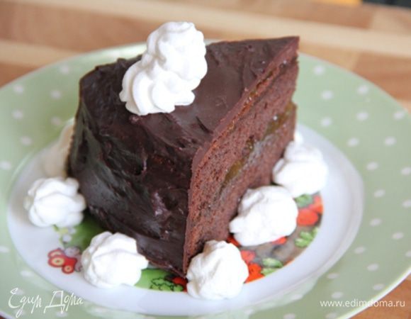 В некоторых рецептах пишут, что нужно поставить торт в хорошо разогретую духовку, чтобы глазурь подтопилась и стала гладкой. У меня этот «фокус» не получился, я даже гриль включала. 
Торт оставить на 6-8 часов в прохладном месте, можно в холодильнике. Перед подачей по традиции украсить взбитыми сливками. 