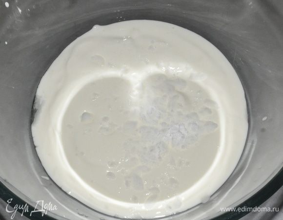 Сметану соединить  с содой и оставить постоять чтоб сметана чуть поднялась.