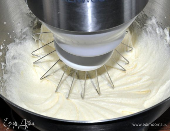 Яйца взбить с сахаром.
