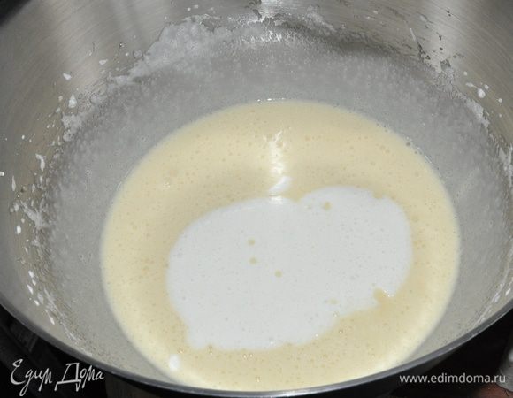 Соединить сметану с яичной массой. Вымесить.