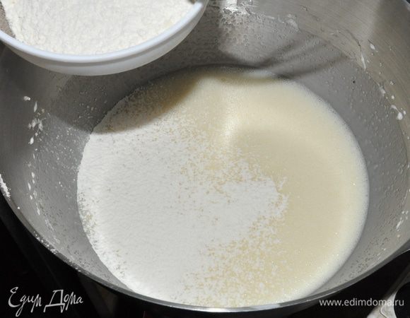 Постепенно ввести муку. Тесто получается жидким.