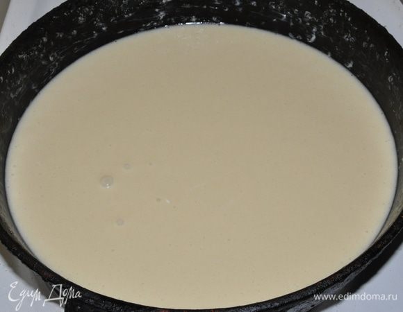 Вылить тесто в форму смазанную сливочным маслом и выпекать в разогретой духовке примерно 25 мин. (регулируйте время выпекания по своей духовке, до сухой шпажки)