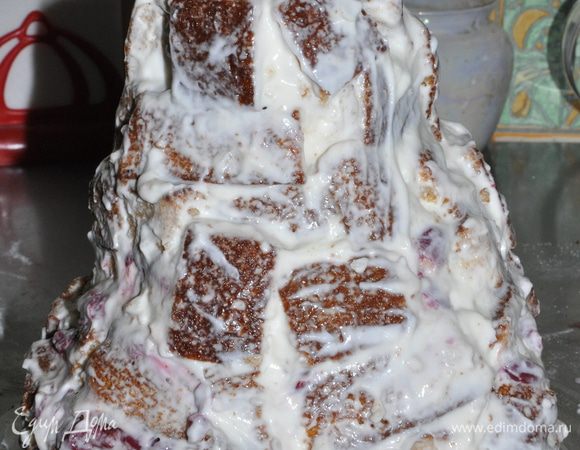 Каждый кубик обмакнуть в крем и выложить торт пирамидкой (как основа для цветка), каждый слой пересыпать вишней. (я немного ошиблась и верх пирамиды у меня получился не острый, потом пришлось исправлять это мастикой с конфетками)