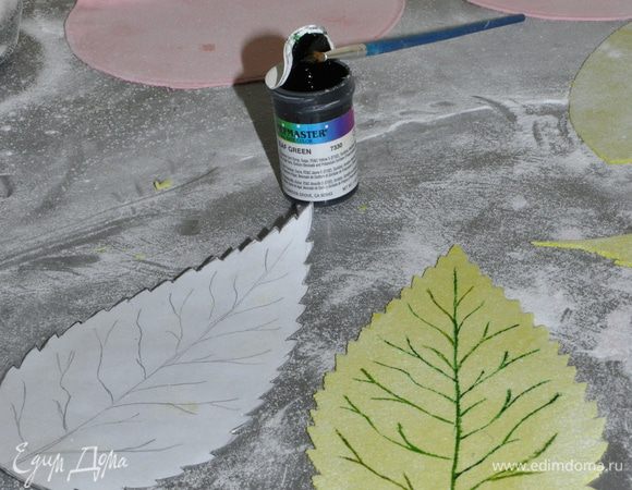Вырезать листики придать им желаемую форму и оставить сохнуть.