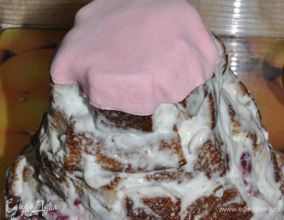 Первым лепестком покрываем верх пирамиды.