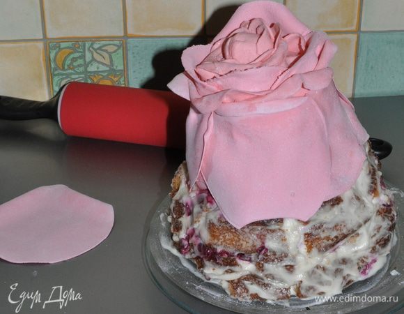 Дальше лепесток за лепестком покрываем наш тортик (как обычная роза из мастики).