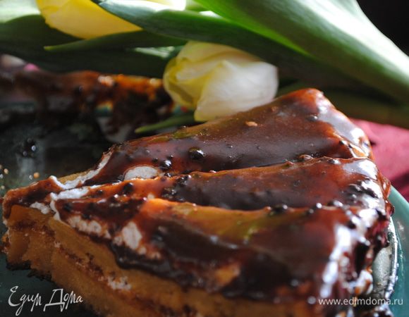 Готовим крем. 4ст.л. молока вскипятить. Убавить огонь, добавить 2 ст.л. какао и 3/4ст. сахара. Все перемешать, чтобы не было комочков. Добавить 70г сливочного масла. Варить смесь до тех пор, пока смесь не начнет густеть, постоянно помешивая (7-10 минут). Покрыть кремом торт, смазать края. Можно натереть шоколада для украшения торта. Дать торту настояться и пропитаться.