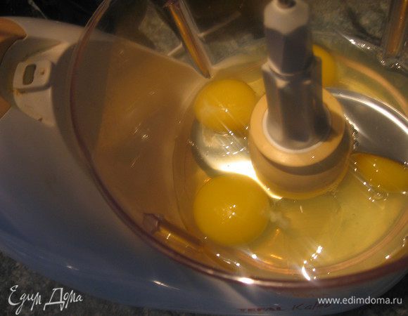 Взбиваем миксером  яйца с сахаром .
