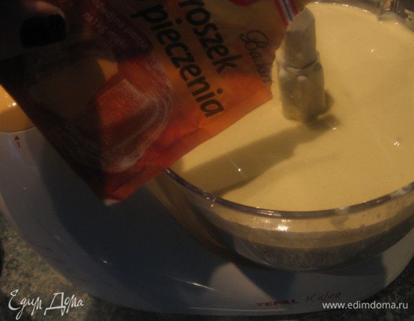 Затем добавляем все необходимое для теста:сметана,мука,порошок для печенья.И сново взбиваем хорошенько чтоб не было комочков.