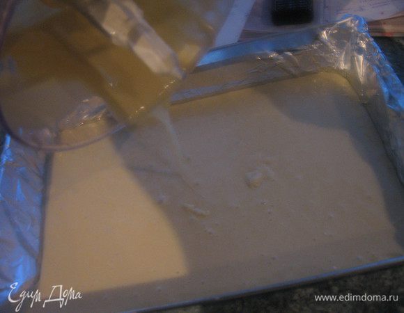 Делим тесто на 2 части: в одну добаляем 2 ст.ложки- какао  и выпекаем.