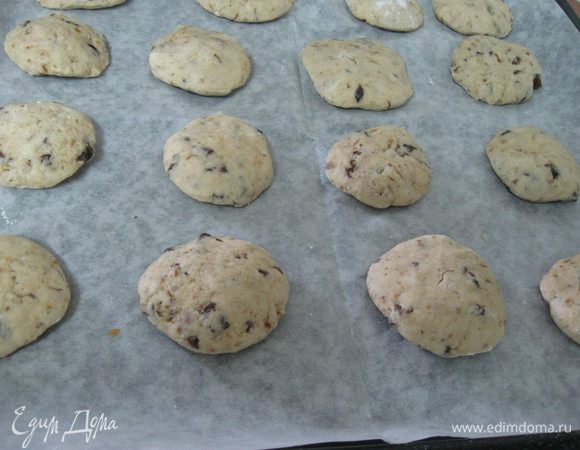 Замесить тесто из вышеперечисленных продуктов.  Из теста сформировать небольшие шарики, приплюснуть их ладошкой и разложить  на противне на некотором расстоянии друг от друга.  