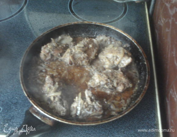 Соединить растертые приправы и орехи, и уксус с чабером с кусками обжаренной курицы и тушить на слабом огне под крышкой до готовности примерно 20-30 мин.

В качестве гарнира пожарила рис и залила его водой и варила, при необходимости добавляя воду, до полной готовности.

Приятного аппетита!