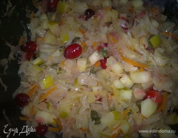 На сковороде с оливковым маслом тушим немного капусту с яблоком, в конце добавляем клюкву и каперсы