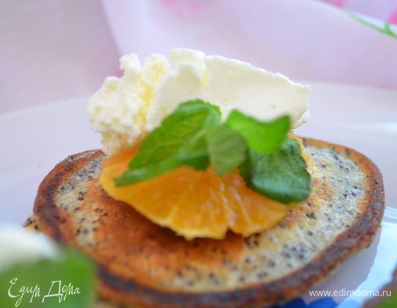 Приготовление: Мак залить 1 стаканом горячей воды, добавить 0.5 ст.л. меда и варить 5 – 6 минут. Приготовить пряный сахар, перемешать коричневый сахар с корицей и гвоздикой.  С двух мандаринов снять цедру и измельчить ее. Все мандарины тщательно очистить и  нарезать тонкими кружочками. Разложить их и на подносе посыпать 1 ст.л. пряного сахара и оставить на 30 минут. Просеять муку и разрыхлитель, добавит 4 ст.л. сахара. Из кастрюле с маком слить воду, выложить мак на блюдо и обсушить. Смешать сметану, яйцо и молоко. Добавить измельченную мандариновую цедру, мак и оставшийся мед. Взбить венчиком и постепенно соединить с мучной смесью. Влить в тесто ликер, накрыть тканевой салфеткой и дать постоять, 20 минут. Жарить на сливковом масле. При подаче выложить на оладьи кружки мандаринов, добавить по 0,5 ст.л.маскарпоне.МИР ВАМ!