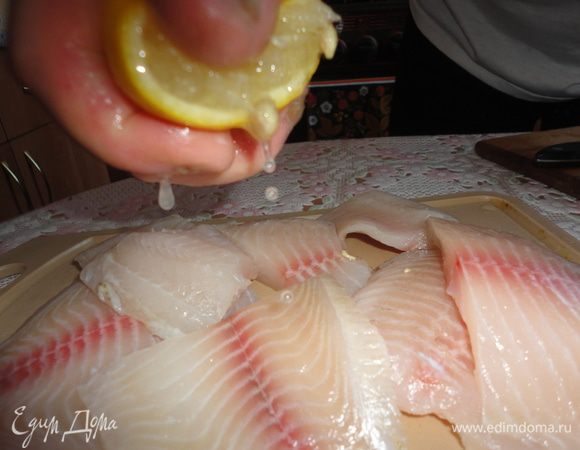 Сбрызнуть лимонным соком и дать полежать примерно 30 минут.