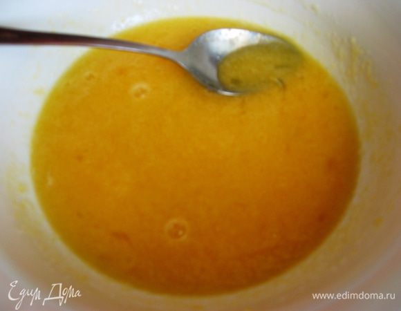 Яйца хорошенько растираем с сахаром (можно взбить венчиком). 