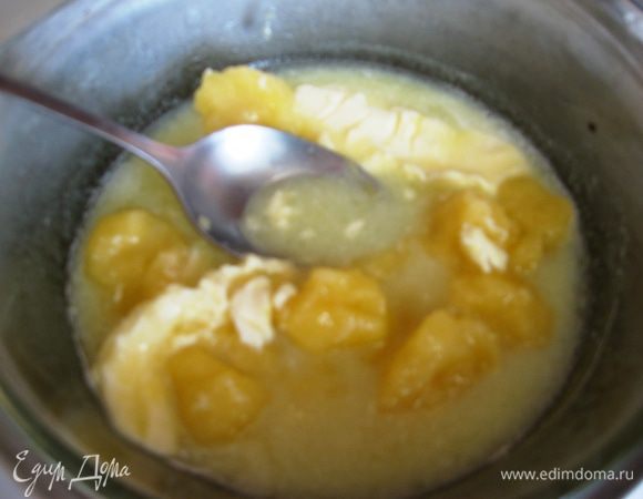 На водяную баню ставим кастрюльку с маслом и медом. 