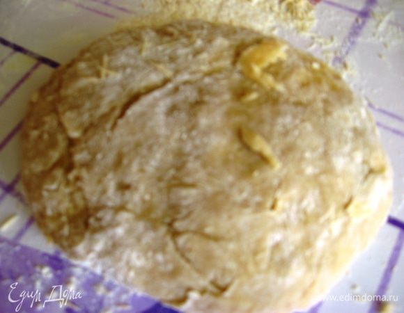 И добавляем нашу яично-сахарную смесь. Вымешиваем тесто. Оно должно хорошо отлипать от рук. Ставим в холодильник на 10-15 минут.  