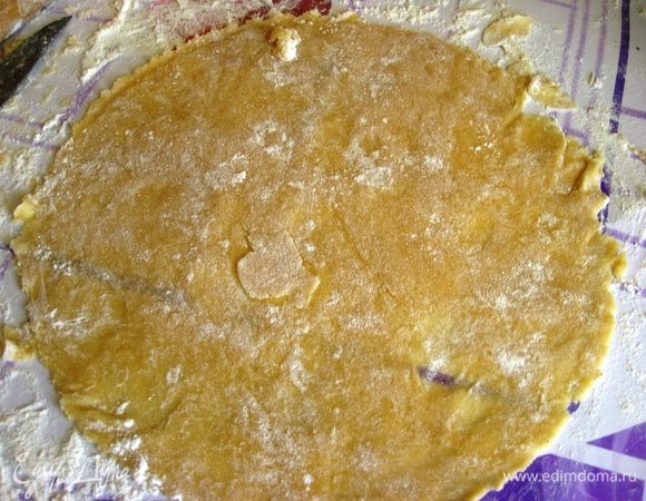  Делим тесто на 7-10 частей (в зависимости от размера формы у меня круглая 20 см). Раскатываем тонко тесто.